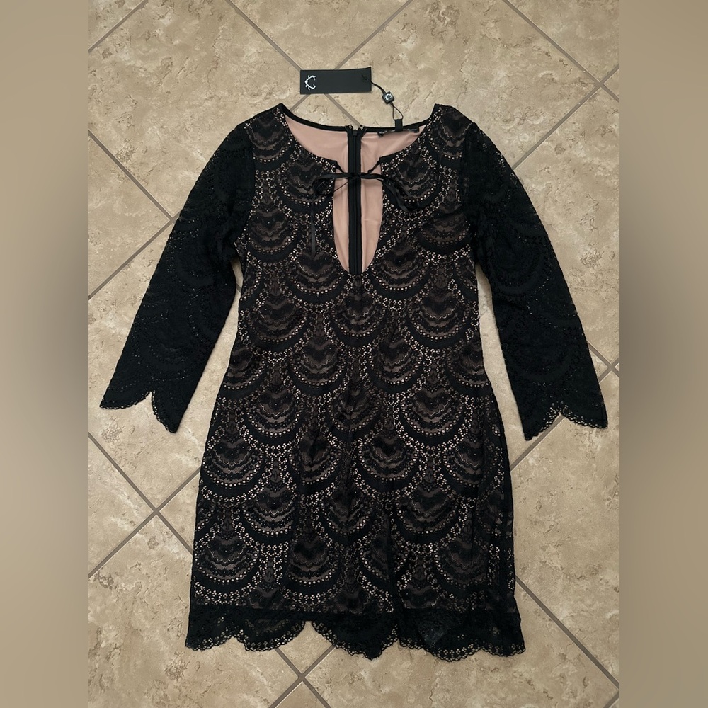 NWT FOR LOVE AND LEMONS SCALLOPED LACE MINI DRESS - Picture 2 of 3